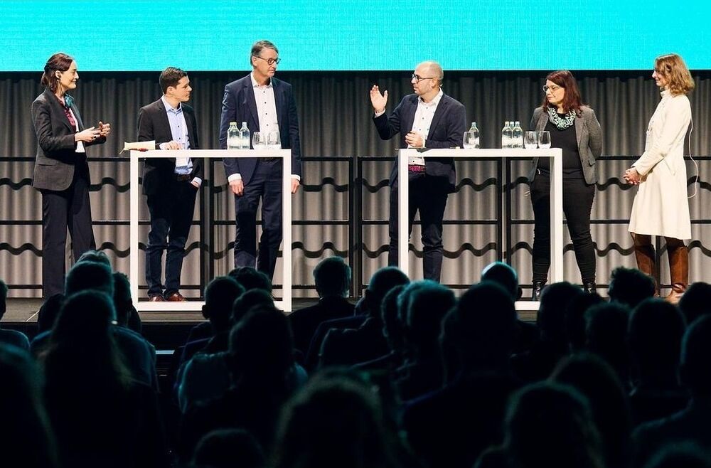 Podium mit Pauline Lucas (Euroheat & Power), Pascal Leumann (ewz Zürich), Michael Arnold (Stadtwerke München), Moderator Martin Rigaud (Vorstand TNS, Brugg Pipes), Sabine Krähenbühl (ewb) und Heike Worms (Senior Director Polynomics, Olten).